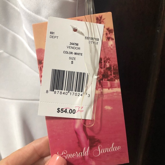 While criss cross dress - Picture 2 of 3